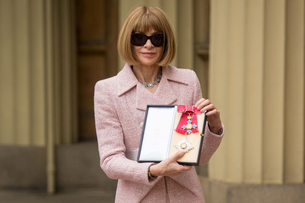La editora Anna Wintour llegó al palacio con sus clásicas gafas para sol, pero se las retiró antes de entrar al salón de actos. FOTO REUTERS