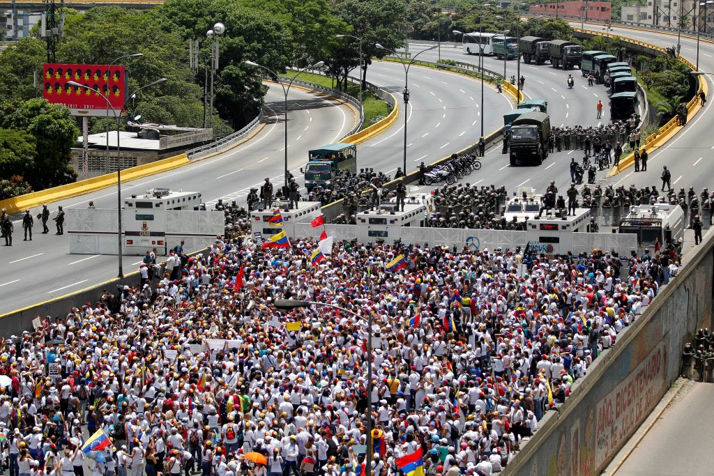 Las mujeres pedían el fin de la represión a las manifestaciones opositoras que comenzaron el 4 de abril pasado. FOTO REUTERS