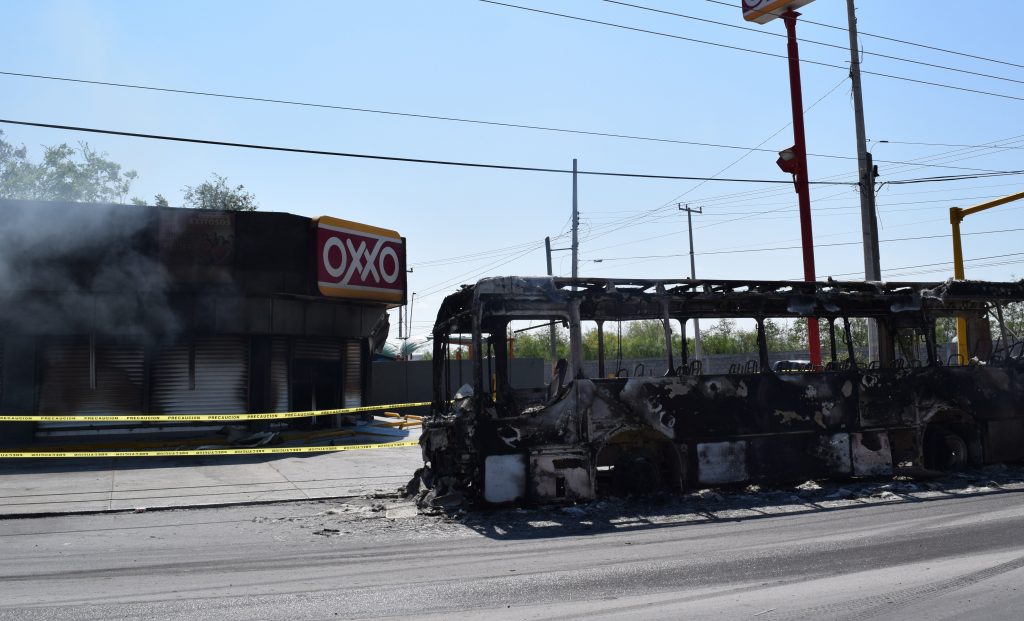 Un vehículo y un comercio fueron incendiados tras una intensa balacera en Reynosa, Tamaulipas. FOTO: EFE