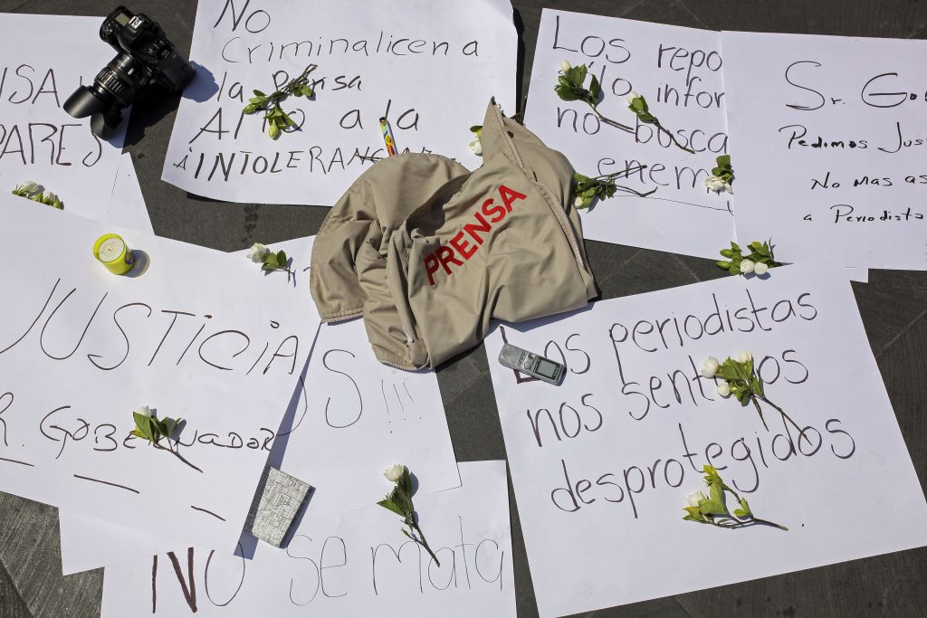 Escena de una protesta de periodistas contra los ataques a la prensa. (AP Photo/Félix Márquez)