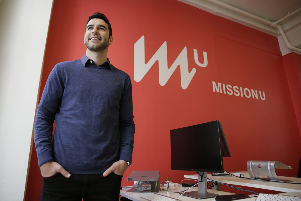 En esta foto del 27 de abril del 2017, el fundador Adam Braun posa en el colegio MissionU en San Francisco. MissionU, que comenzó a aceptar sus primeras solicitudes el mes pasasdo, ofrece un programa de un año sobre análisis de datos e inteligencia empresarial, con un pago inicial de 0. Como parte de un acuerdo de compartir ingresos, los graduados entregarán al colegio 15% de su salario por los tres primeros años desopués de su graduación, siempre que ganen 50.000 dólares o más al año. (AP Foto/Eric Risberg)