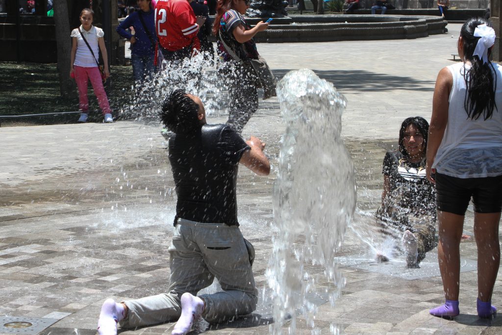 Debido a las altas temperaturas que se han registrado estos últimos días, en la ciudad, jóvenes y niños se refrescan en una de las fuentes de la Alameda Central.
FOTO: ANTONIO CRUZ /CUARTOSCURO.COM