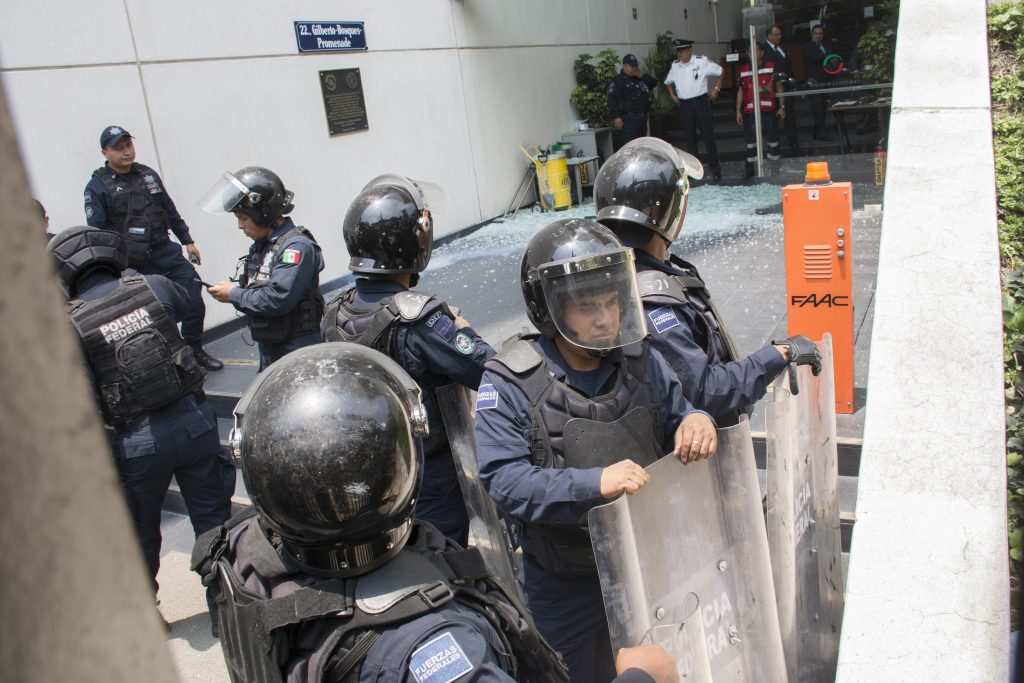 Padres de los 43 normalistas desaparecidos en Ayotzinapa, se manifestaron en el Senado de la República. FOTO CUARTOSCURO