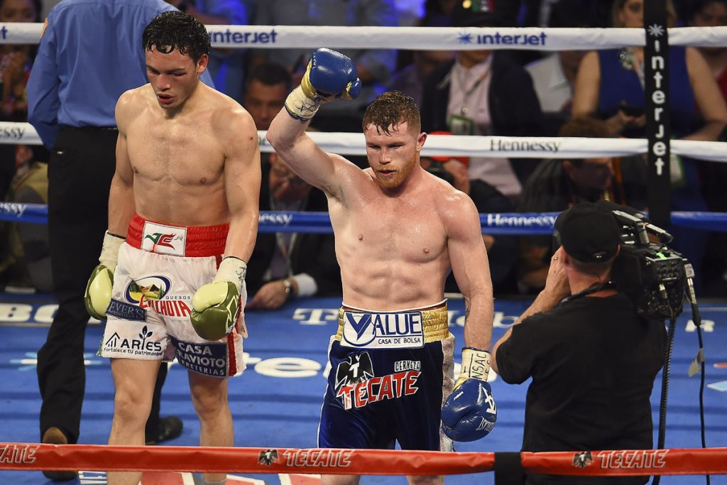 FOTO MEXSPORT. Canelo venció por decisión unánime
