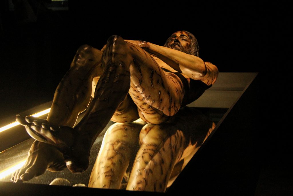 Norberto Rivera Carrera, arzobispo Primado de México, inauguró la exposición “La Sábana Santa”, en las inmediaciones de la Catedral Metropolitana. La muestra expone los diferentes enfoques de estudio que ha tenido la sábana de lino con la que presuntamente fue cubierto el cuerpo de Jesucristo y cuyo retrato aparece impreso en la tela.
FOTO: CUARTOSCURO