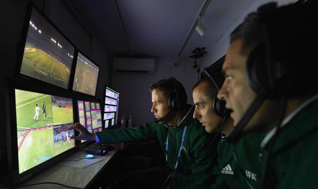 FOTO: AFP El árbitro auxiliar estará en una cabina, en contacto directo con el juez central.