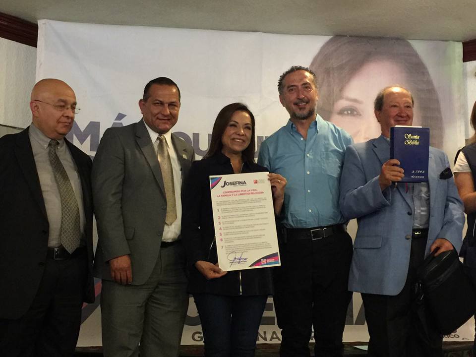 La candidata del PAN al gobierno del Estado de México, Josefina Vázquez Mota, firmó un compromiso con grupos religiosos para defender la vida y el matrimonio.