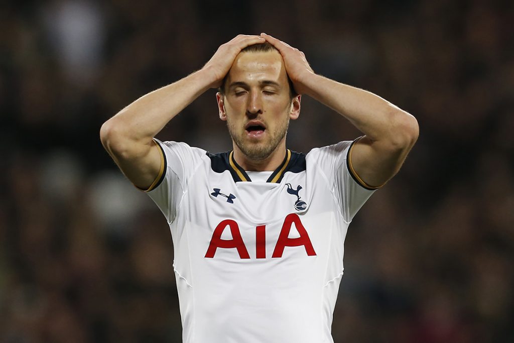 FOTO AFP. El delantero Harry Kane lamenta las fallas que costaron la derrota