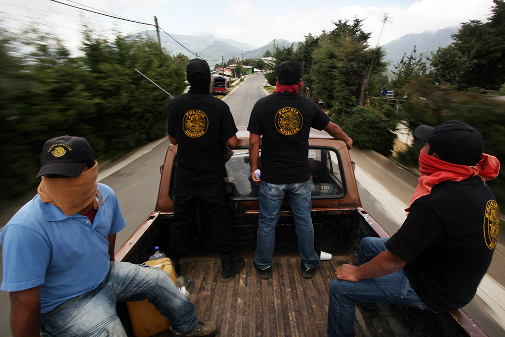 Los autodefensas que fueron liberados, abandonaron el penal “David Franco Rodríguez” durante la madrugada de este jueves. FOTO: CUARTOSCURO