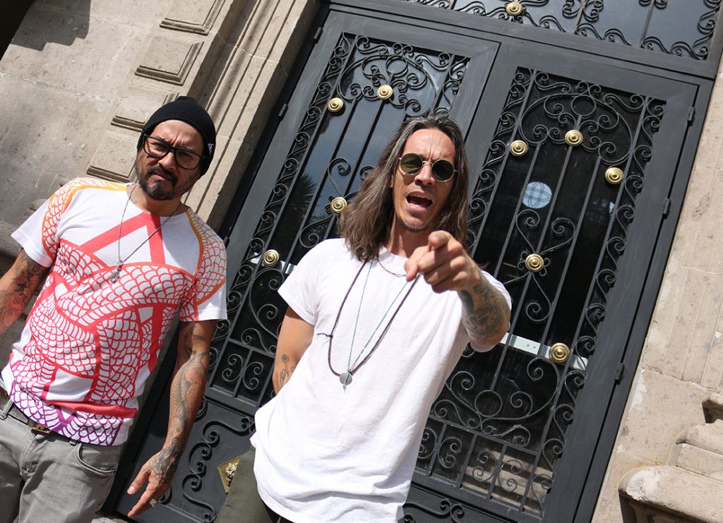 La primera impresión que causa mirar a Brandon Boyd y Mike Einziger, vocal y guitarra de Incubus, respectivamente, es que están atrapados en una fotografía.