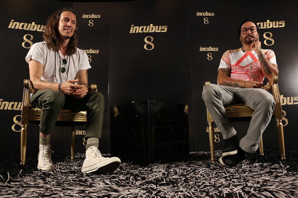 La primera impresión que causa mirar a Brandon Boyd y Mike Einziger, vocal y guitarra de Incubus, respectivamente, es que están atrapados en una fotografía.