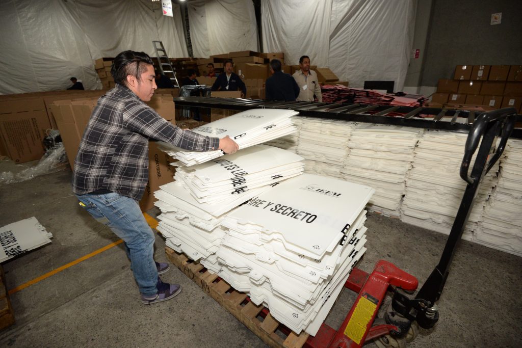 Los trabajos de distribución de papelería electoral iniciaron en el Estado de México.
FOTO: ARTEMIO GUERRA/CUARTOSCURO