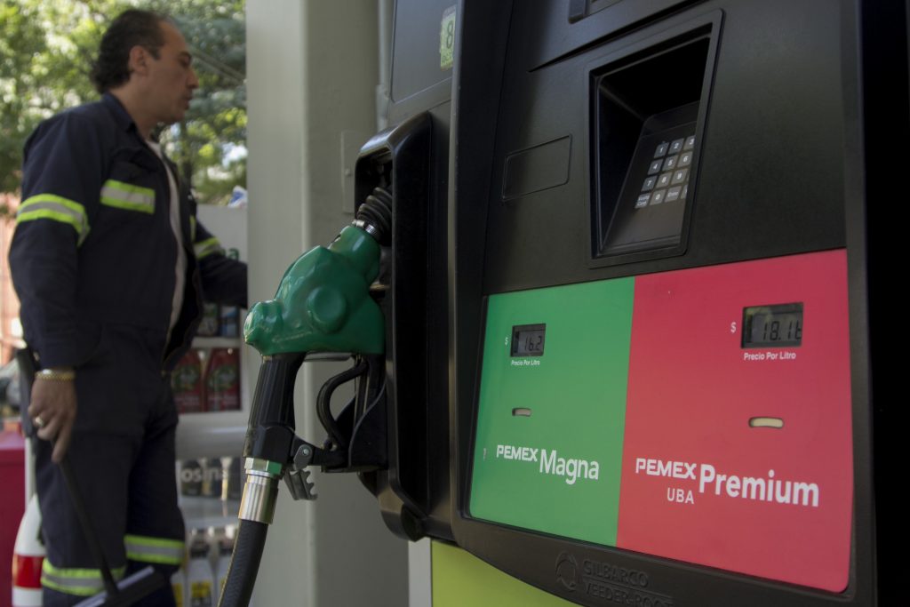 El costo de la gasolinas serán de 16.08 pesos Magna y de Premium 17.96 pesos en CDMX. FOTO CUARTOSCURO