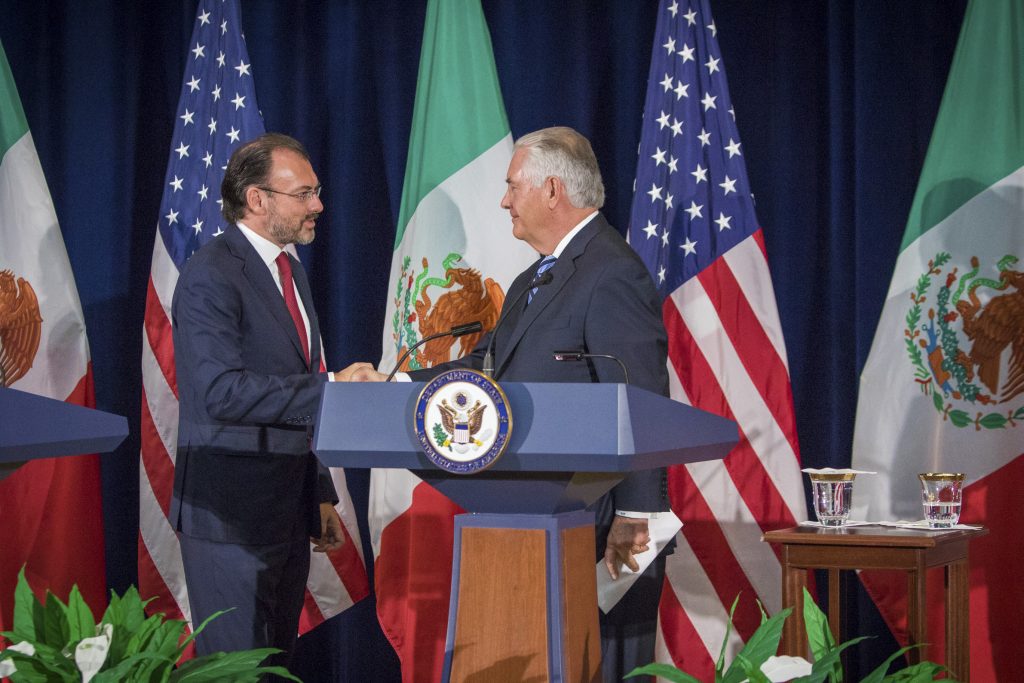 Luis Videgaray, Secretario de Relaciones Exteriores; Miguel Ángel Osorio Chong, secretario de Gobernación, se reunieron con los secretarios de Estado de los Estados Unidos, para hablar sobre el proceso de renegociación del Tratado de Libre Comercio de América del Norte.
FOTO: CUARTOSCURO