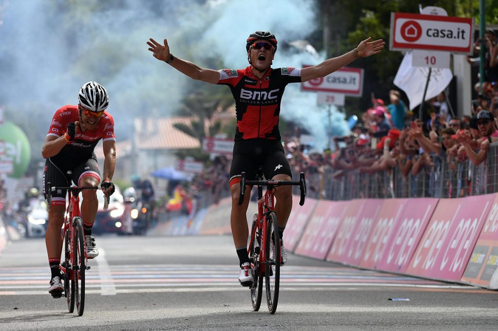 FOTO EFE. Dillier aguantó el cierre de Jasper Stuyven para ganar la etapa