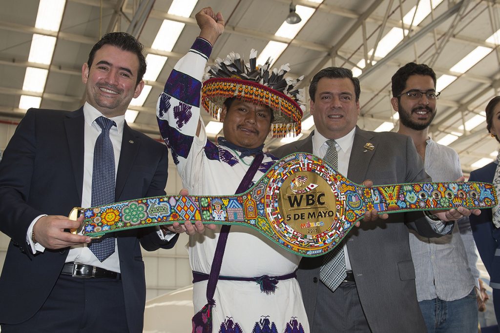 FOTO MEXSPORT. Sulaimán espera entregar el cinturón Huichol al Canelo en un par de semanas