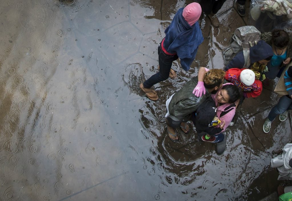 Migrantes esperan en Tijuana poder cruzar a Estados Unidos para pedir asilo. FOTO: CUARTOSCURO