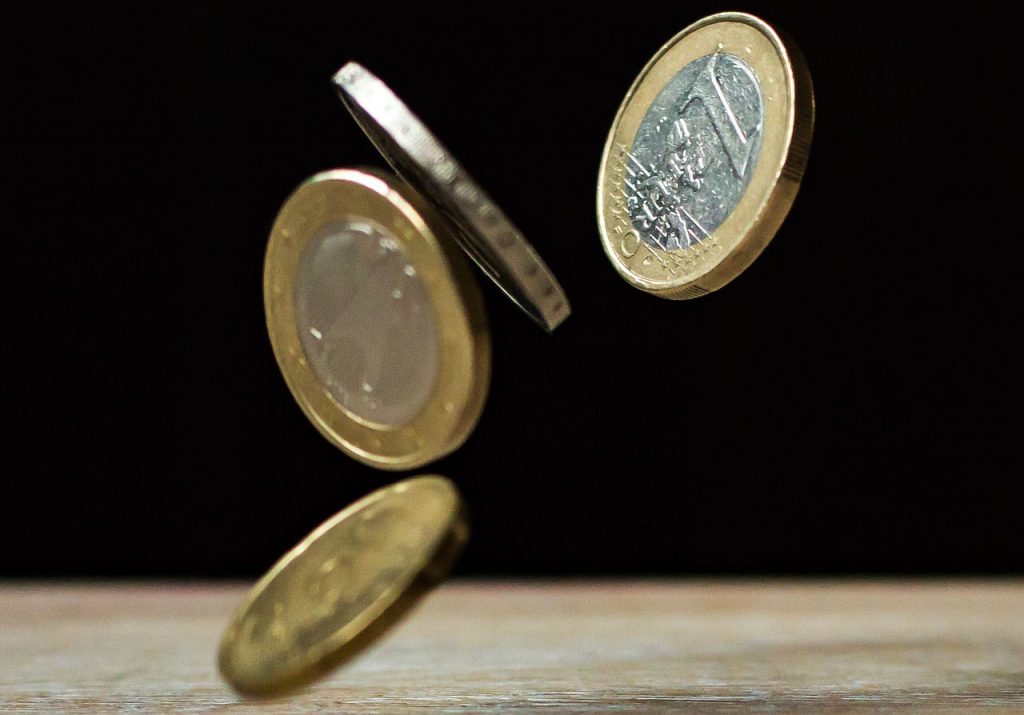 Peso se aprecia tras triunfo de Macron en Francia