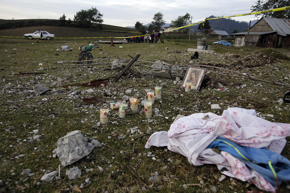 Una explosión en una casa donde se almacenaban fuegos artificiales en Puebla, dejó como saldo 14 personas muertas, entre ellas 5 niños. FOTO CUARTOSCURO
