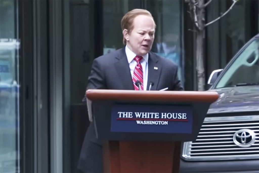 VIDEOS: Melissa McCarthy se burla de Sean Spicer en calles de NY