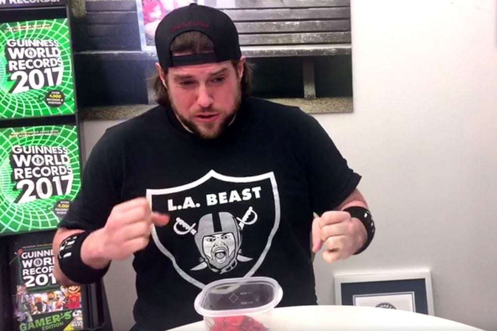 VIDEO: Mira a este hombre romper un récord mundial de comer chiles