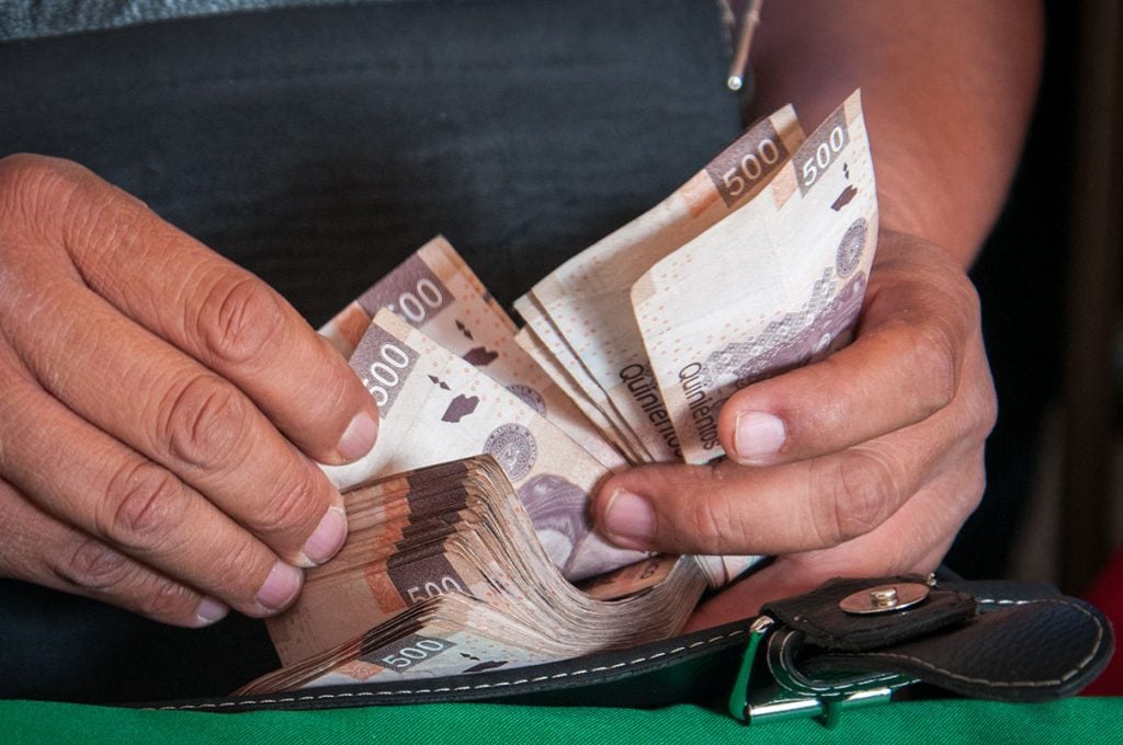 Las personas engañaban a los dueños de establecimientos mercantiles y desarrolladores de obras con el cobro de 100 mil y hasta 800 mil pesos.
FOTO: CUARTOSCURO