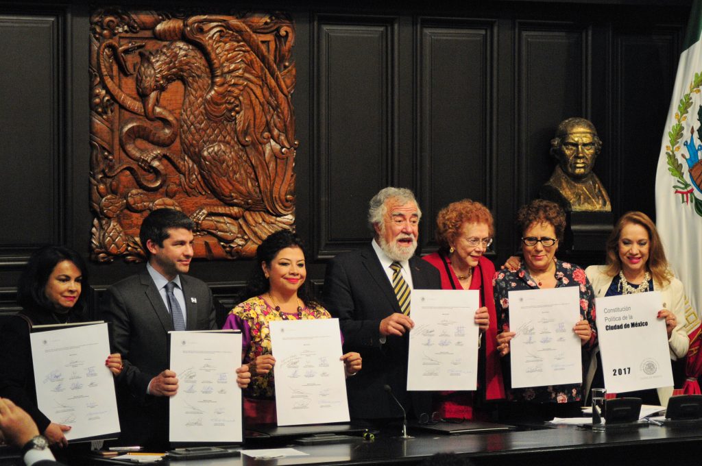 Diputados de la Asamblea Constituyente firmaron la Constitución Política de la Ciudad de México en enero pasado. FOTO CUARTOSCURO