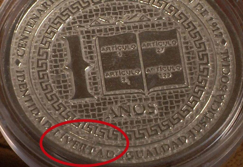 Unas 100 monedas conmemorativas fueron las que se regalaron. FOTO ESPECIAL