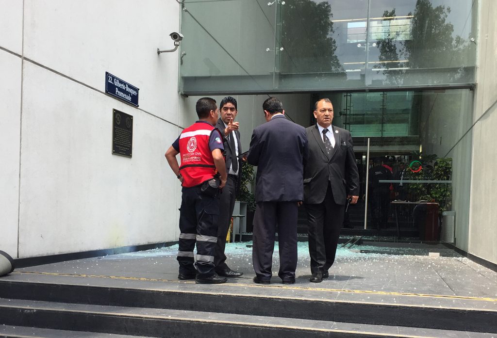 Una de las puertas principales de cristal del Senado de la República fue destruida por supuesto actos de vandalismo.
FOTO: CUARTOSCURO