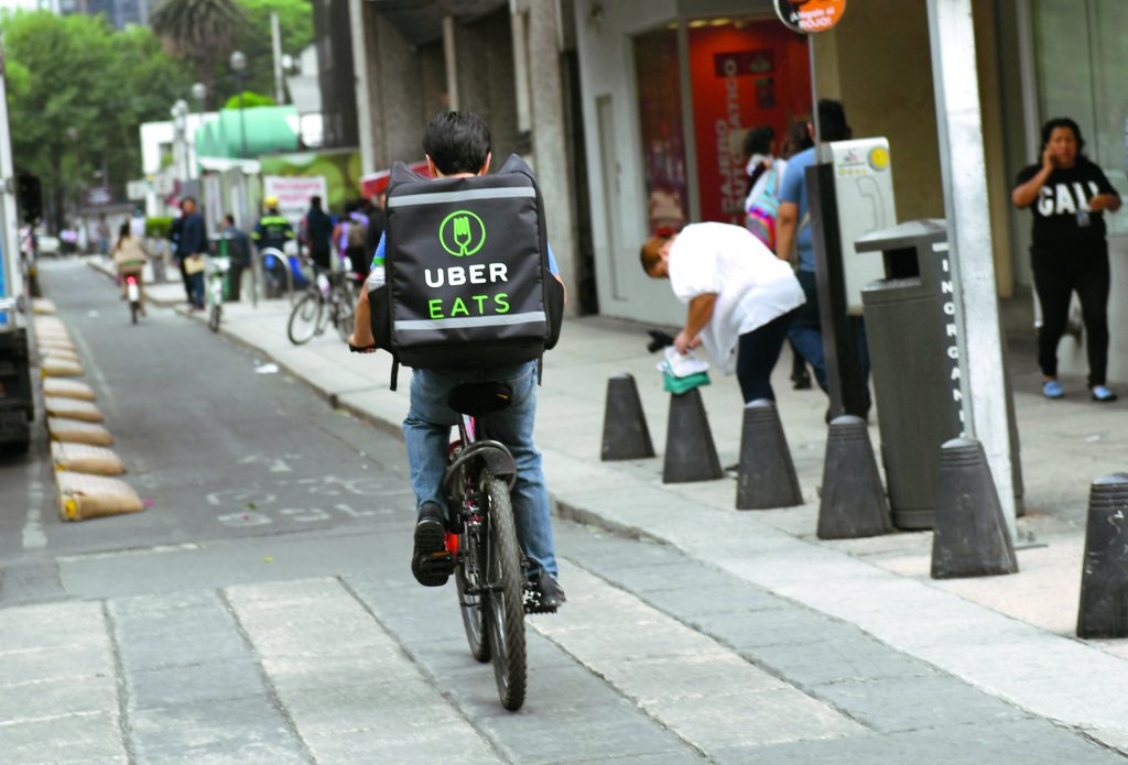 Un ejército de repartidores lleva las bebidas hasta los jóvenes consumidores. FOTO: LESLIE PÉREZ