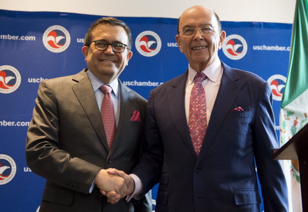 Ildefonso Guajardo y Wilbur Ross. AFP.