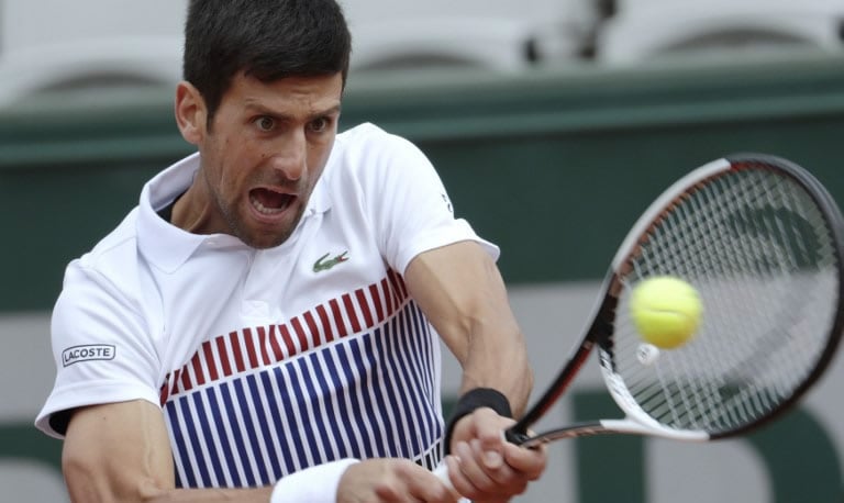 Novak Djokovic quedó fuera del Abierto de Francia tras sufrir una apabullante derrota por 7-6 (5), 6-3, 6-0 ante Dominic Thiem en los cuartos de final