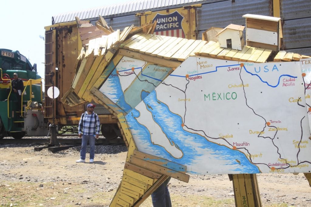 Un coyote creado por el artista mexicano Alfredo