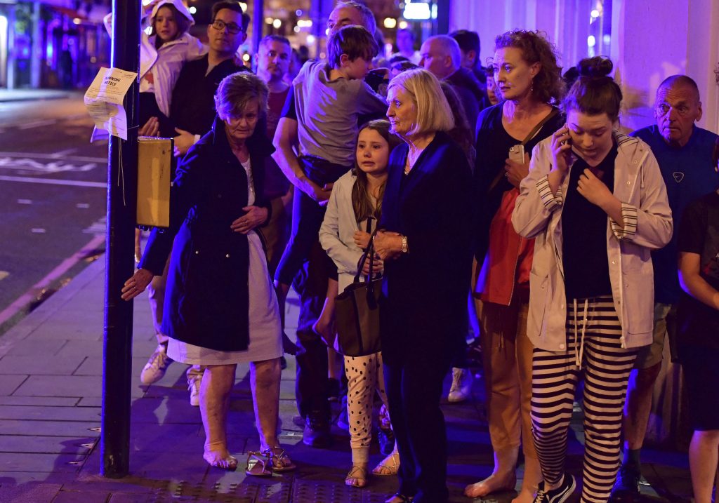 Peatones que transitaban por la calle Borough son evacuados tras los ataques de este sábado en Londres. FOTO: Dominic Lipinski/PA via AP