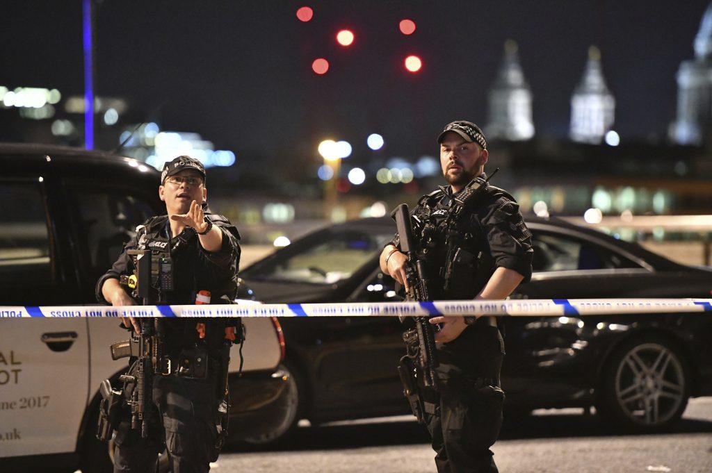 Policías armados resguardan el puente de Londres. FOTO: AP
