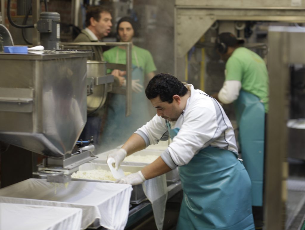 Trabajador de la industria de lácteos en Estados Unidos. (AP Photo/Eric Risberg)