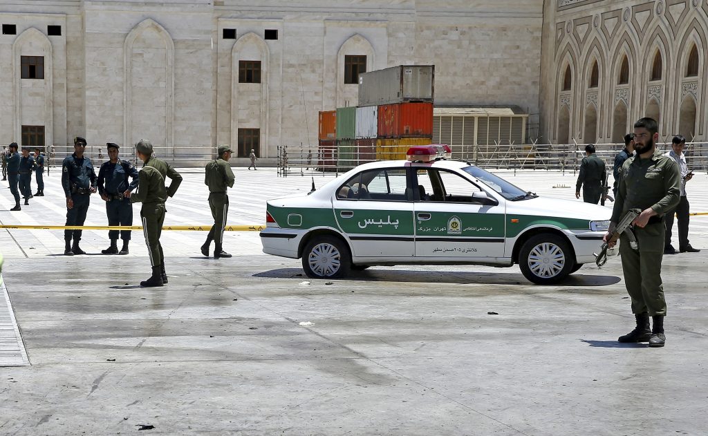 Atentado en Irán donde fallecieron dos guardias el día de hoy miércoles 07 de junio. (AP Photo/Ebrahim Noroozi)