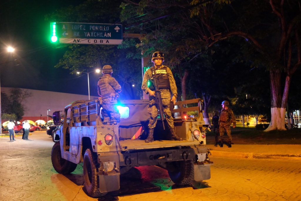 Policías y militares participaron en una balacera en la avenida Tulum. CUARTOSCURO.COM
