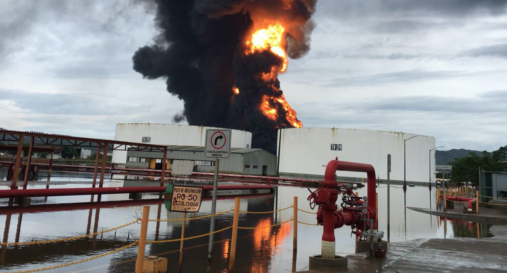 Se incendia en Salina Cruz, Oaxaca, refinería de PEMEX