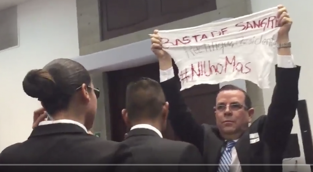 Álvaro Delgado se manifiesta con manta frente a Peña Nieto