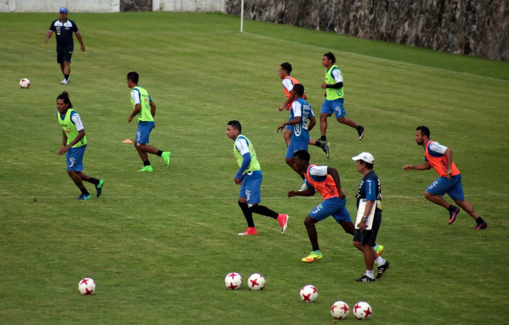 La Selección Nacional de Futbol de Honduras entrena en el estadio Mariano Matamoros previo a su encuentro contra México el próximo jueves en las eliminatorias para el Mundial de Futbol Rusia 2018. FOTO: MARGARITO PÉREZ RETANA /CUARTOSCURO.COM