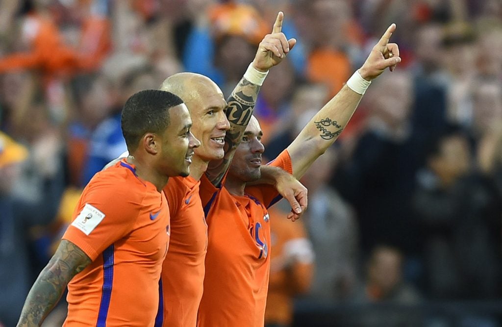 FOTO AFP. Wesley Sneijder y Arjen Robben celebran uno de los goles.