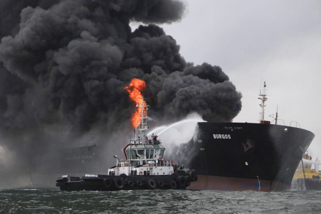 El buque Burgos explotó a 7 millas aproximadamente de la costa con 80 mil barriles de Diésel, 71mil barriles de magna y 16mil barriles de gasolina desulfurada. FOTO: ILSE HUESCA CUARTOSCURO.COM