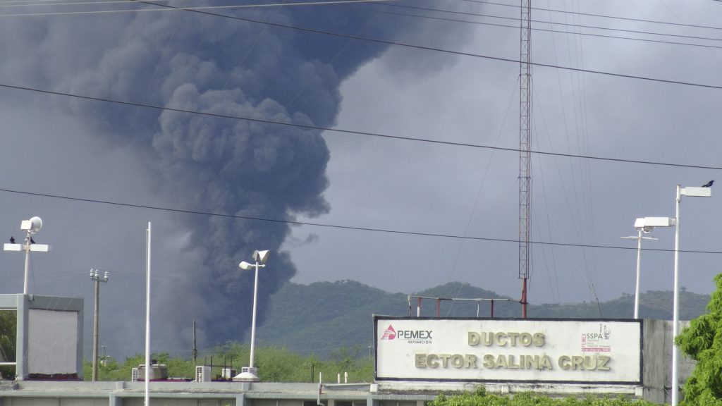Un bombero falleció y nueve personas más resultaron heridas durante las maniobras para controlar el incendio en la refinería de Salina Cruz, Oaxaca.
FOTO: CUARTOSCURO