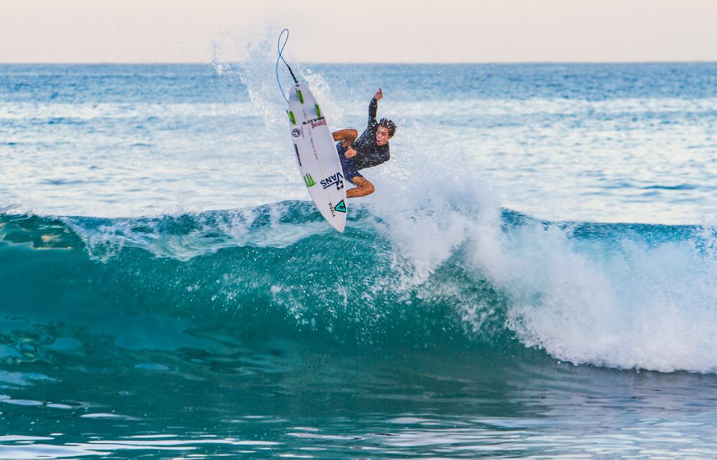 Jhony Corzo, al iniciar en el surf enfrentó olas que por poco le quitan la vida; regresó a dominar su temor hasta ser campeón mundial