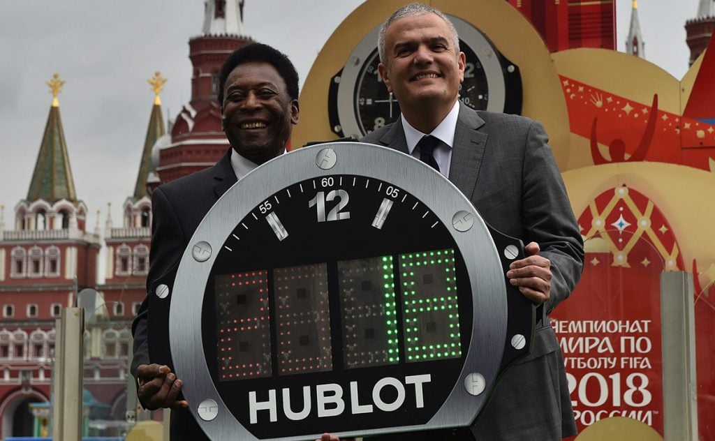 FOTO AFP. O'Rei y Ricardo Guadalupe, CEO de la empresa fabricante del reloj.