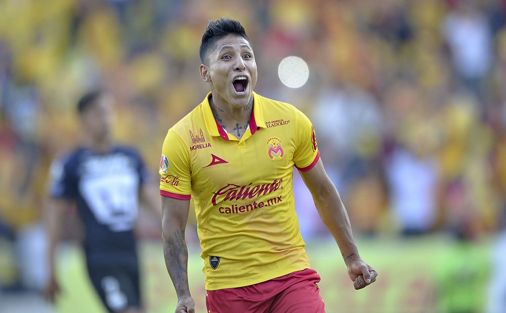 FOTO MEXSPORT. El goleador peruano renovó con Morelia, pero el equipo michoacano espera una oferta jugosa.