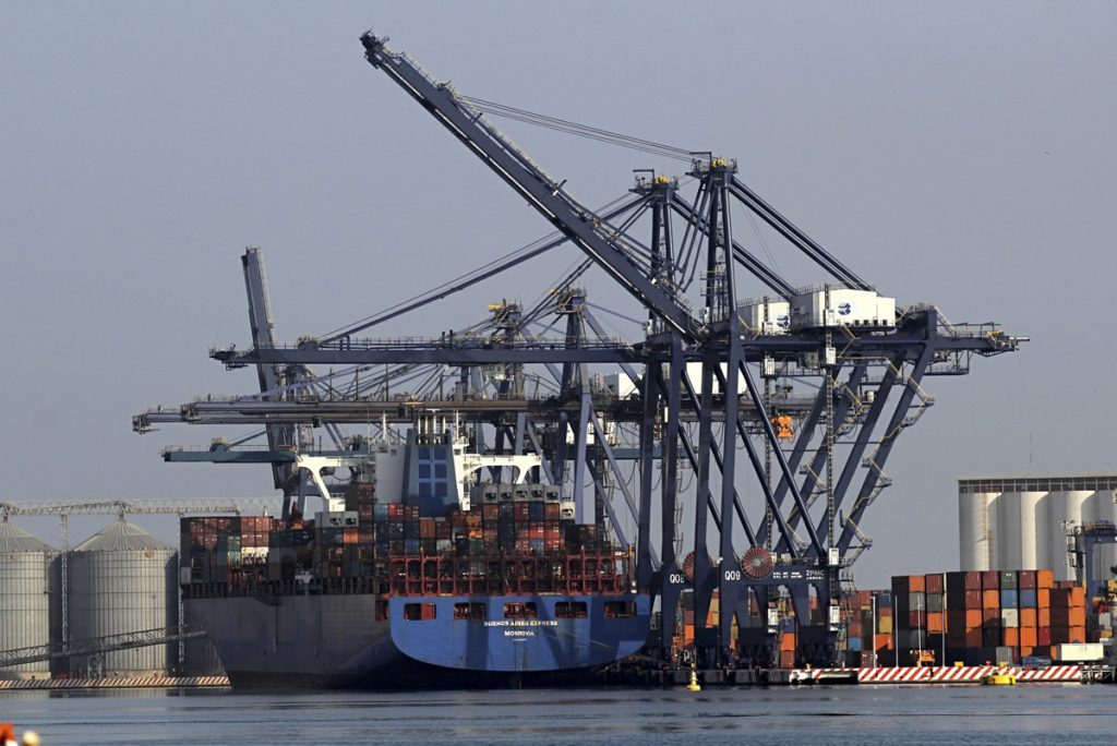 El TLCAN creó un mercado de más de 460 millones de consumidores y aumentó el comercio entre sus tres países miembros en más de 400 por ciento