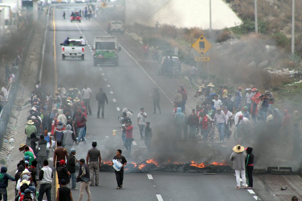 Más de 200 habitantes del municipio de Palmarito bloquearon la autopista Puebla-Orizaba luego del enfrentamiento que sostuvieron huachicoleros y elementos del ejército en el que al menos 8 personas perdieron la vida. Exigen la libertad de las personas detenidas así como alto a los operativos de vigilancia en la zona. @Cuartoscuro