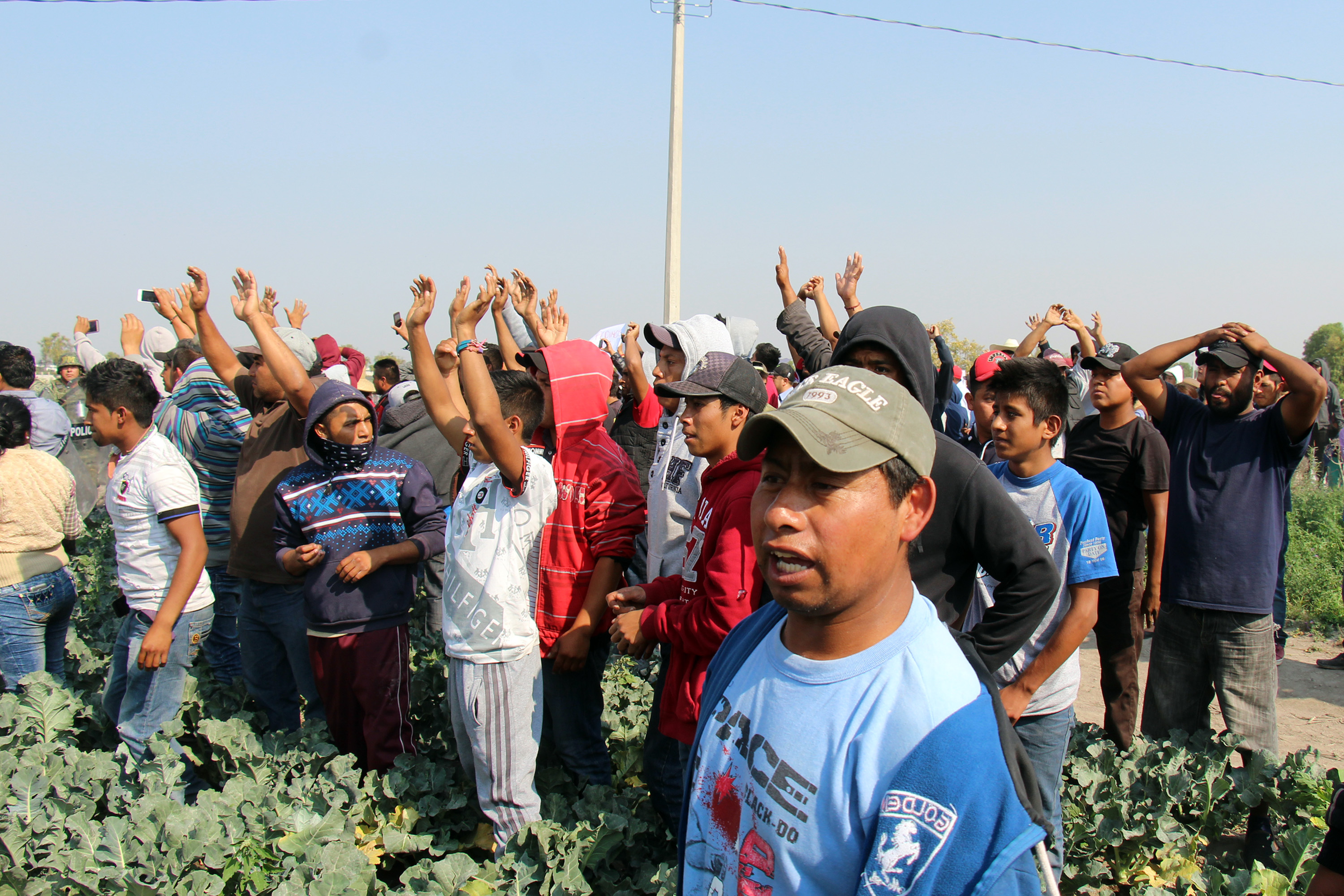Más de 200 habitantes del municipio de Palmarito bloquearon la autopista Puebla-Orizaba luego del enfrentamiento que sostuvieron huachicoleros y elementos del ejército. @Cuartoscuro